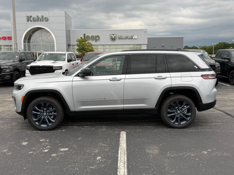 Jeep Grand Cherokee Vehicle Full-screen Gallery Image 9