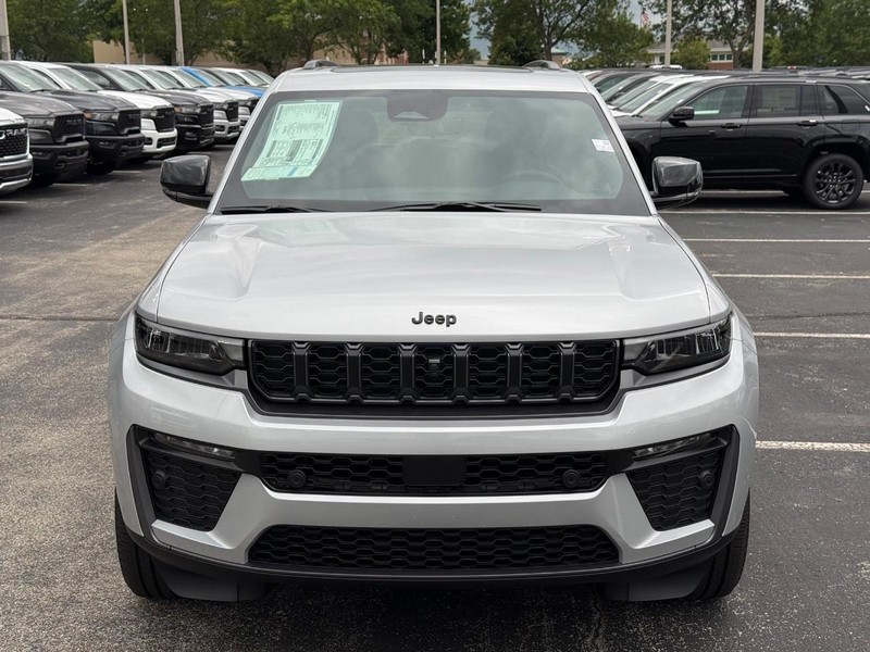 Jeep Grand Cherokee Vehicle Full-screen Gallery Image 11