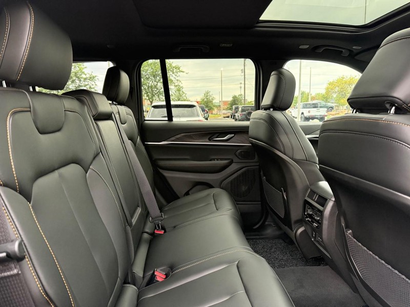 Jeep Grand Cherokee Vehicle Full-screen Gallery Image 12