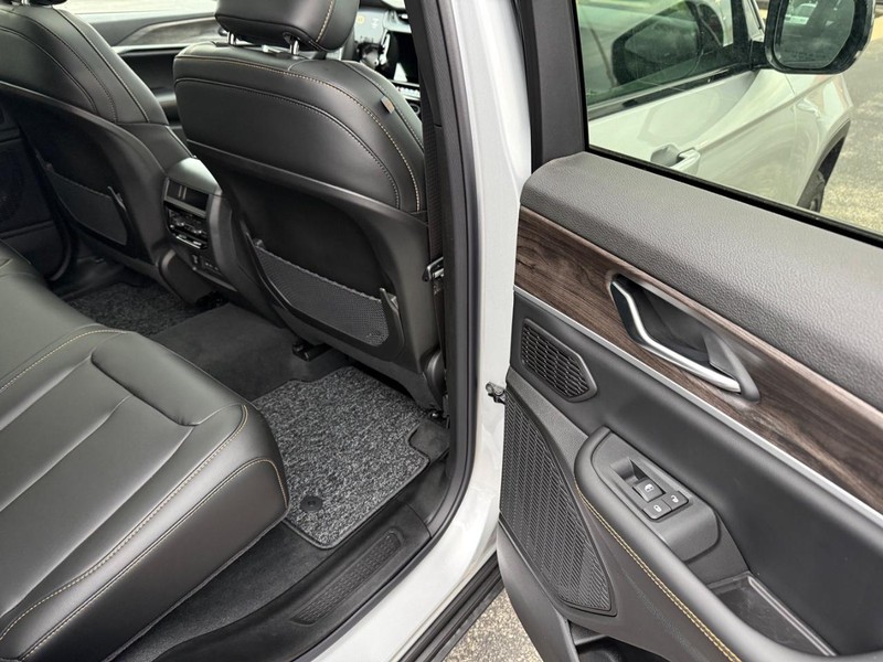 Jeep Grand Cherokee Vehicle Full-screen Gallery Image 13