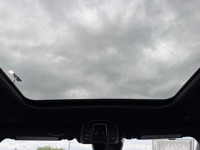 Jeep Grand Cherokee Vehicle Full-screen Gallery Image 14