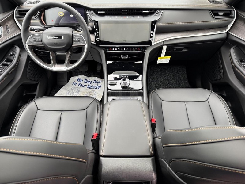Jeep Grand Cherokee Vehicle Full-screen Gallery Image 15