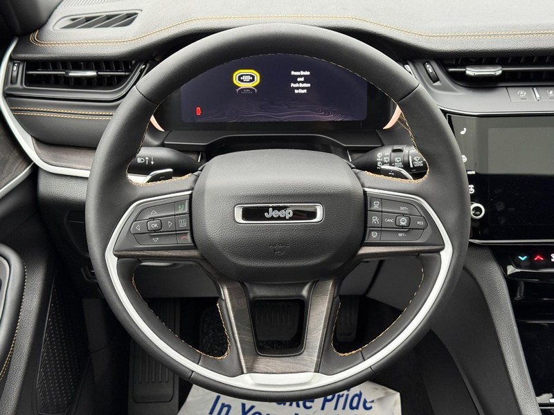 Jeep Grand Cherokee Vehicle Full-screen Gallery Image 16