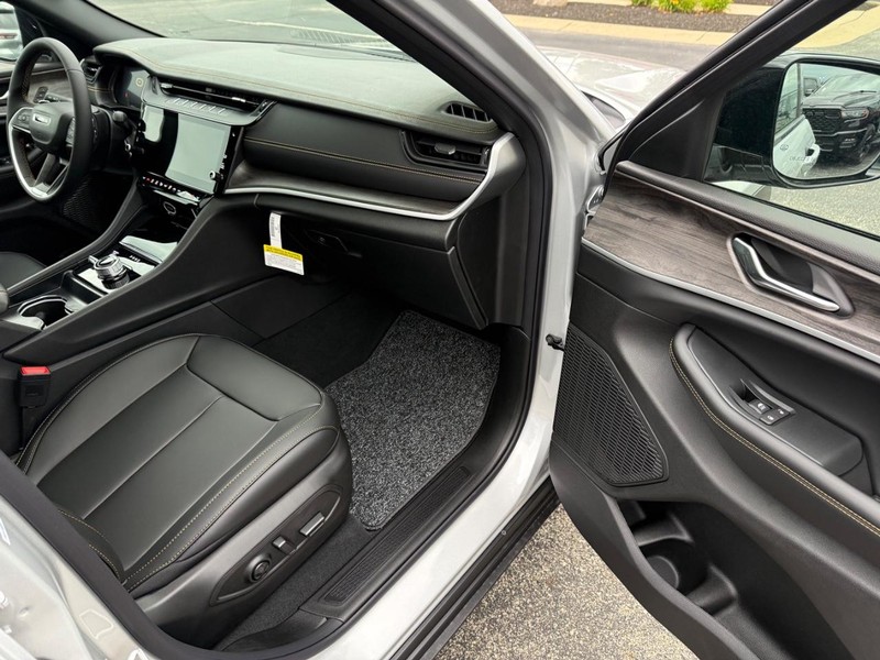 Jeep Grand Cherokee Vehicle Full-screen Gallery Image 17