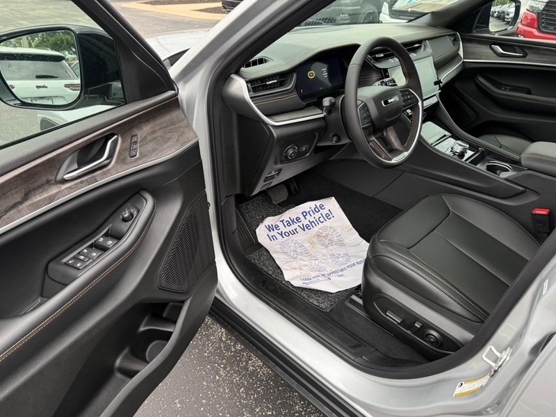 Jeep Grand Cherokee Vehicle Full-screen Gallery Image 19