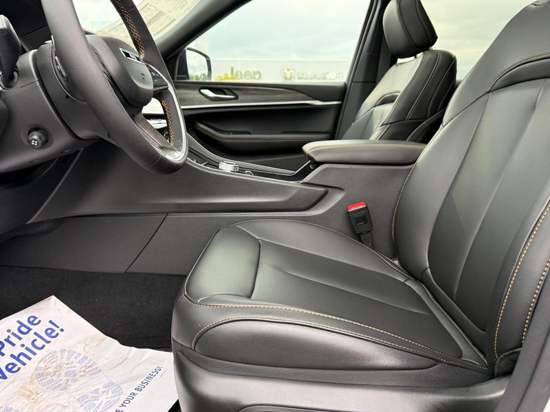 Jeep Grand Cherokee Vehicle Full-screen Gallery Image 20