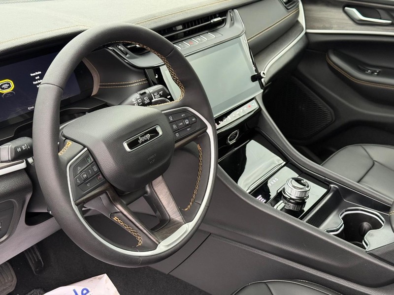 Jeep Grand Cherokee Vehicle Full-screen Gallery Image 21