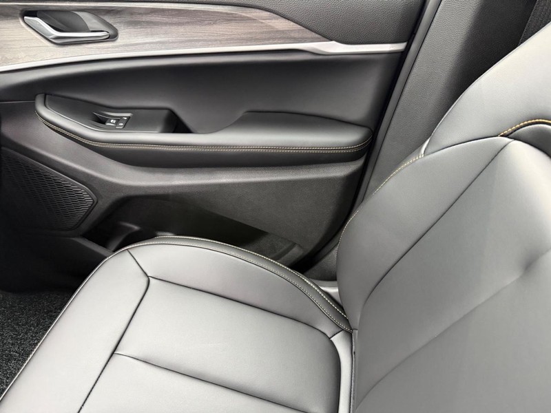 Jeep Grand Cherokee Vehicle Full-screen Gallery Image 28
