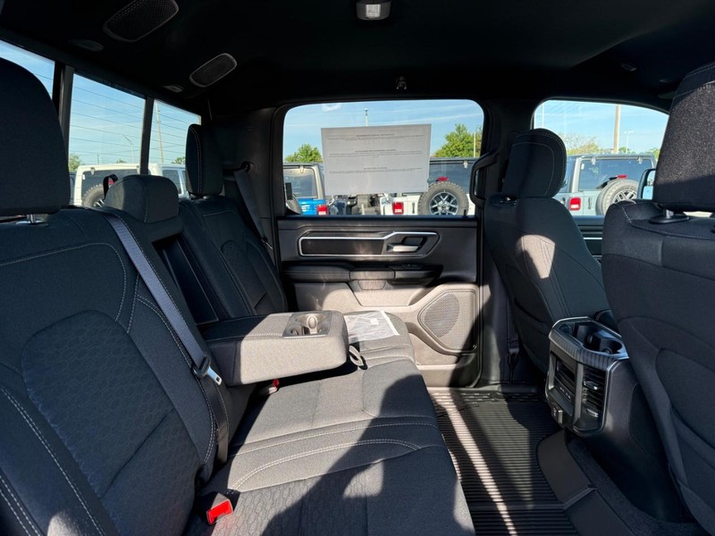 Ram 1500 Vehicle Full-screen Gallery Image 10