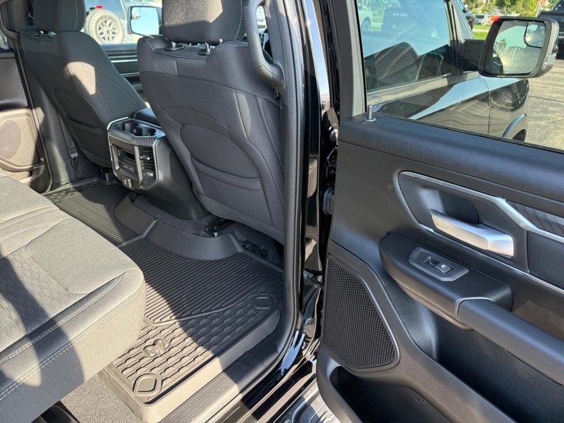 Ram 1500 Vehicle Full-screen Gallery Image 11