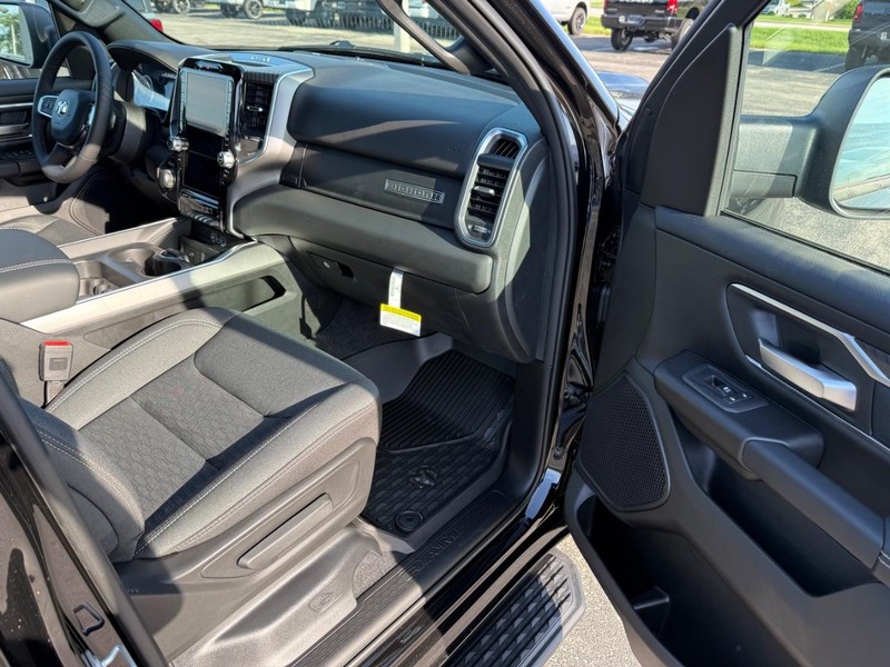Ram 1500 Vehicle Full-screen Gallery Image 14
