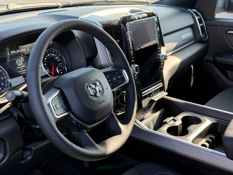 Ram 1500 Vehicle Full-screen Gallery Image 18