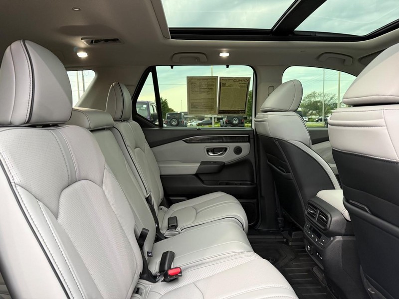 Honda Pilot Vehicle Full-screen Gallery Image 12