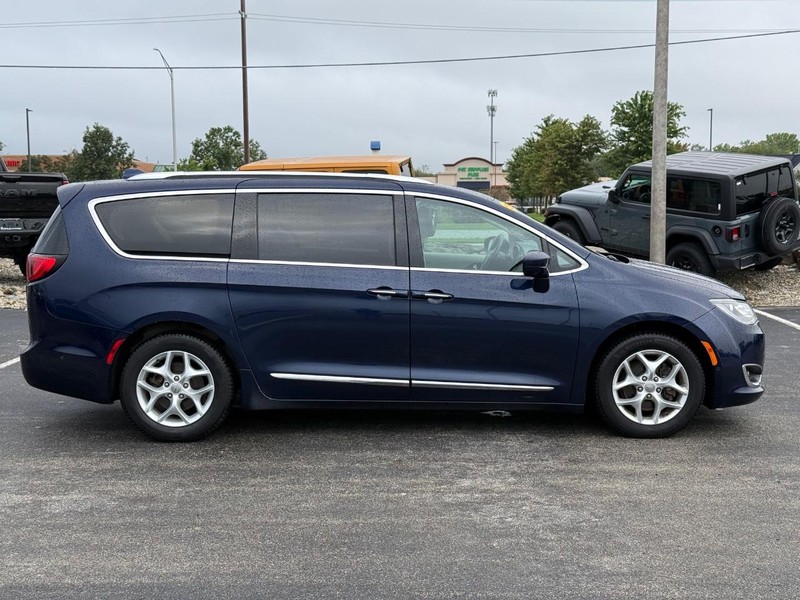 Chrysler Pacifica Vehicle Full-screen Gallery Image 02