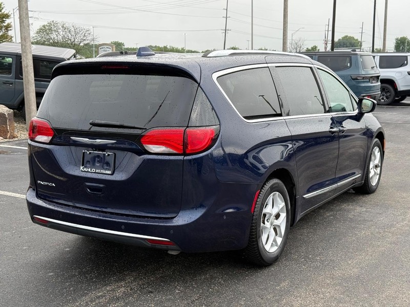 Chrysler Pacifica Vehicle Full-screen Gallery Image 03