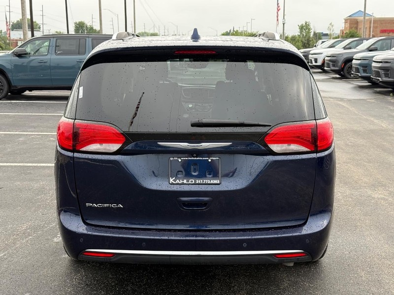 Chrysler Pacifica Vehicle Full-screen Gallery Image 04