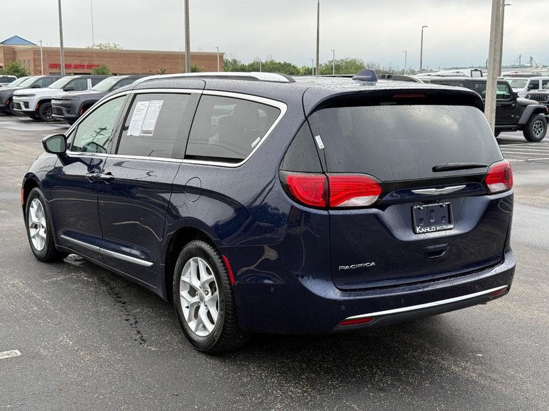 Chrysler Pacifica Vehicle Full-screen Gallery Image 05