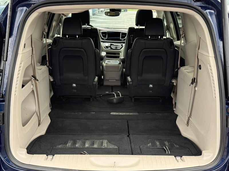 Chrysler Pacifica Vehicle Full-screen Gallery Image 07