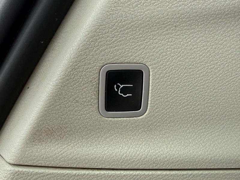 Chrysler Pacifica Vehicle Full-screen Gallery Image 08