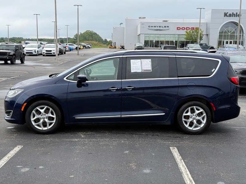 Chrysler Pacifica Vehicle Full-screen Gallery Image 09