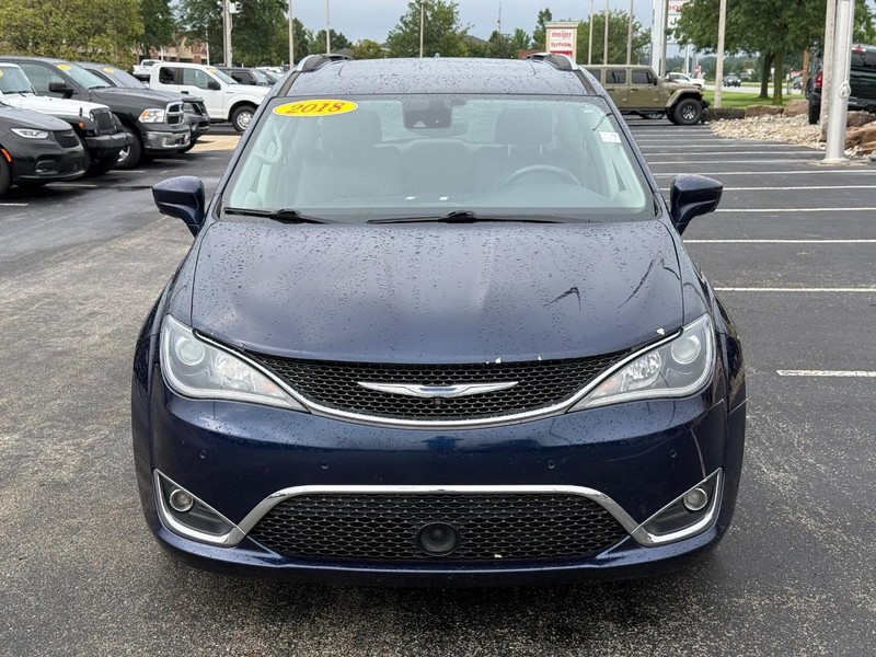 Chrysler Pacifica Vehicle Full-screen Gallery Image 11