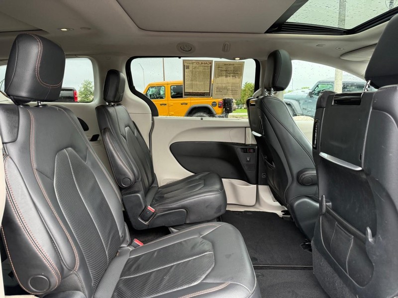Chrysler Pacifica Vehicle Full-screen Gallery Image 12