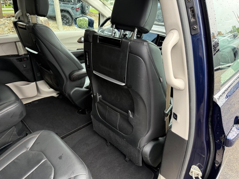 Chrysler Pacifica Vehicle Full-screen Gallery Image 13