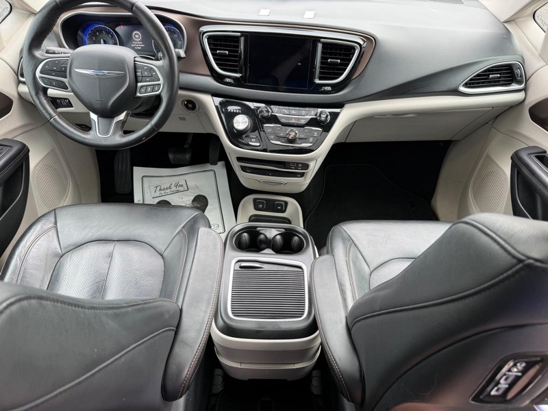 Chrysler Pacifica Vehicle Full-screen Gallery Image 15