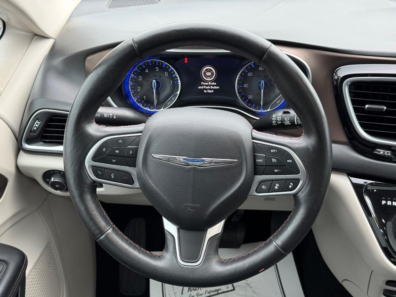 Chrysler Pacifica Vehicle Full-screen Gallery Image 16