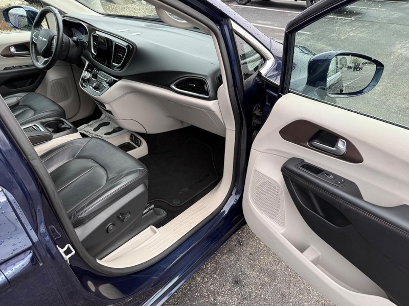 Chrysler Pacifica Vehicle Full-screen Gallery Image 17