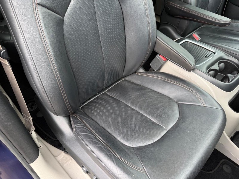 Chrysler Pacifica Vehicle Full-screen Gallery Image 18