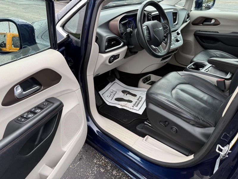 Chrysler Pacifica Vehicle Full-screen Gallery Image 19