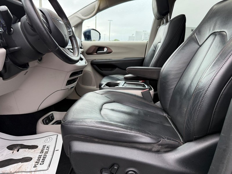 Chrysler Pacifica Vehicle Full-screen Gallery Image 20
