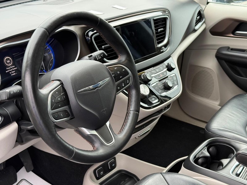 Chrysler Pacifica Vehicle Full-screen Gallery Image 21