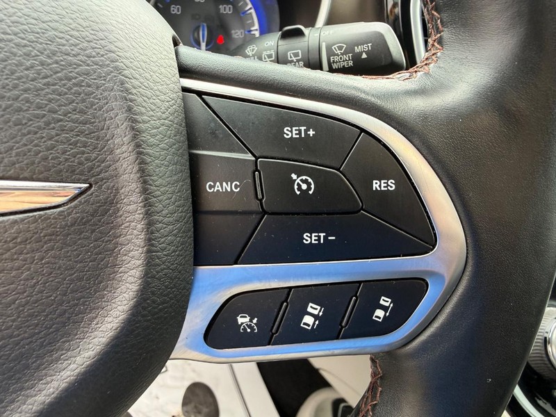 Chrysler Pacifica Vehicle Full-screen Gallery Image 23