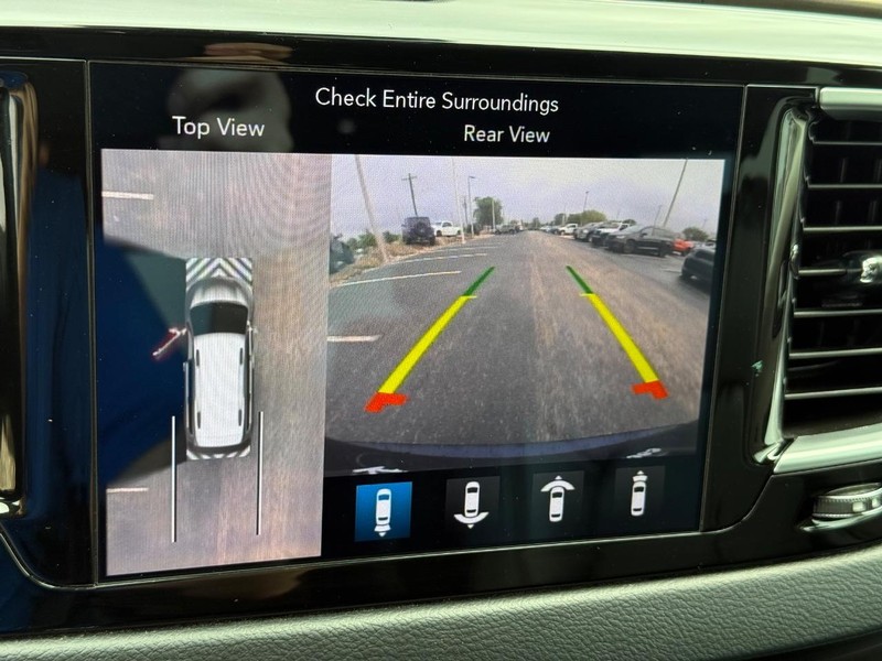 Chrysler Pacifica Vehicle Full-screen Gallery Image 26