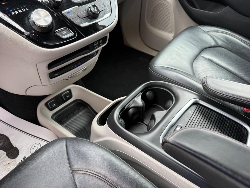 Chrysler Pacifica Vehicle Full-screen Gallery Image 28