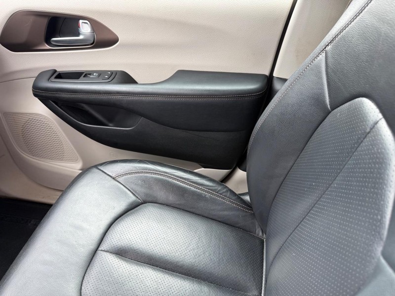Chrysler Pacifica Vehicle Full-screen Gallery Image 29
