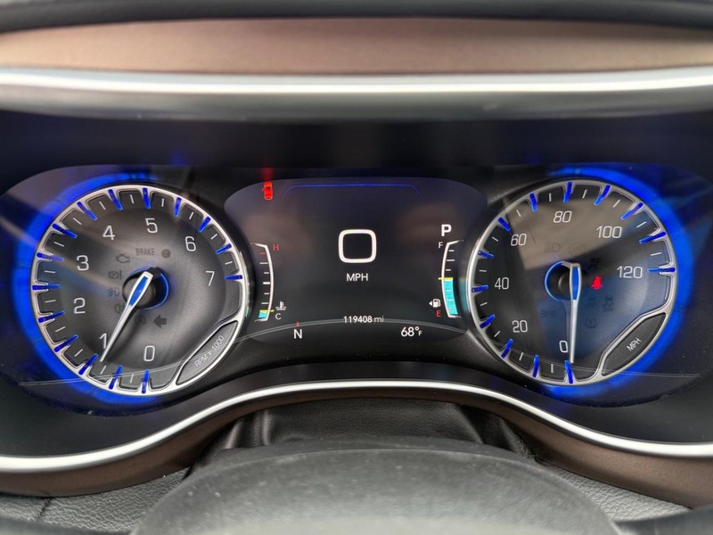 Chrysler Pacifica Vehicle Full-screen Gallery Image 30