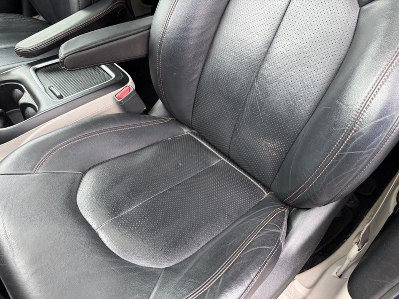 Chrysler Pacifica Vehicle Full-screen Gallery Image 32