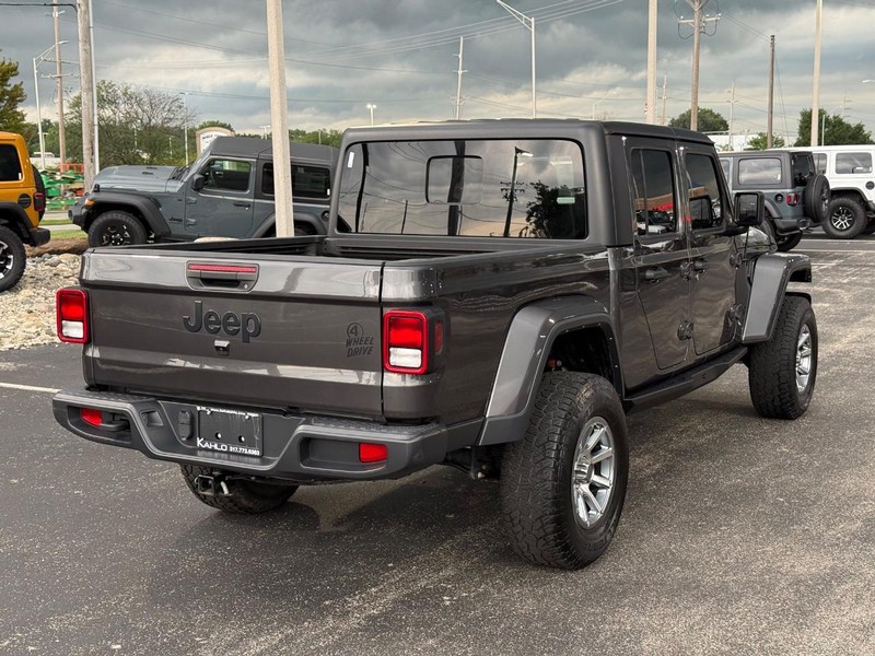 Jeep Gladiator Vehicle Full-screen Gallery Image 3