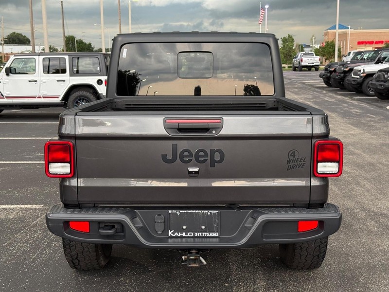 Jeep Gladiator Vehicle Full-screen Gallery Image 4