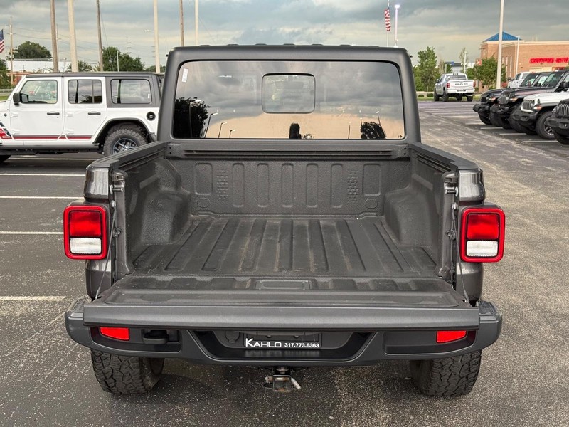 Jeep Gladiator Vehicle Full-screen Gallery Image 7