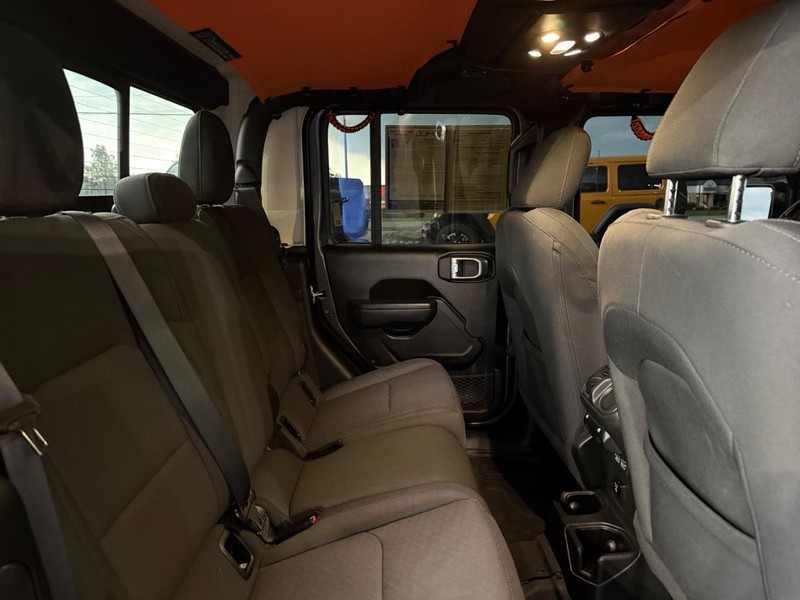 Jeep Gladiator Vehicle Full-screen Gallery Image 11
