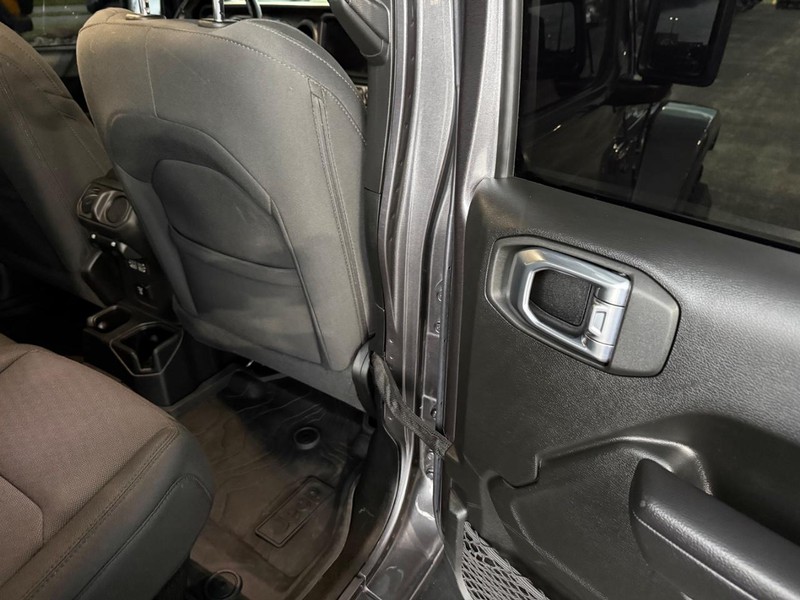 Jeep Gladiator Vehicle Full-screen Gallery Image 12