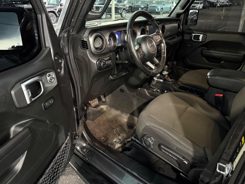 Jeep Gladiator Vehicle Full-screen Gallery Image 17