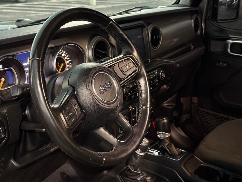 Jeep Gladiator Vehicle Full-screen Gallery Image 19