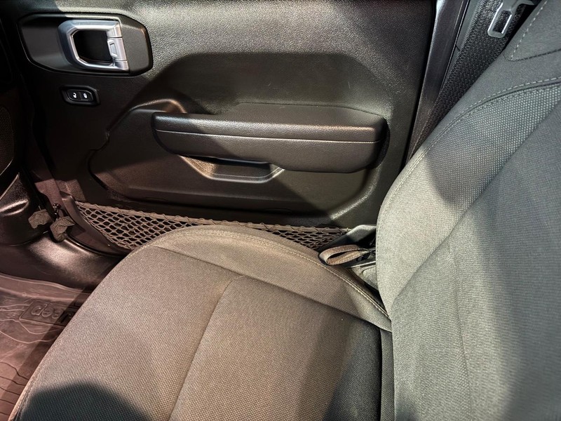 Jeep Gladiator Vehicle Full-screen Gallery Image 28