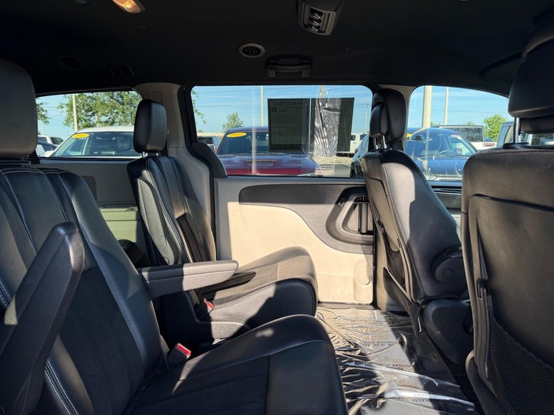 Dodge Grand Caravan Vehicle Full-screen Gallery Image 10