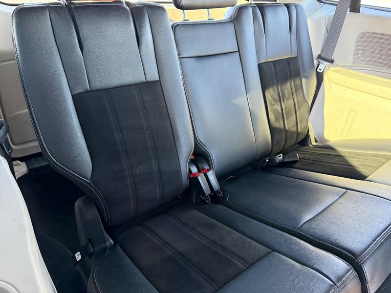 Dodge Grand Caravan Vehicle Full-screen Gallery Image 12